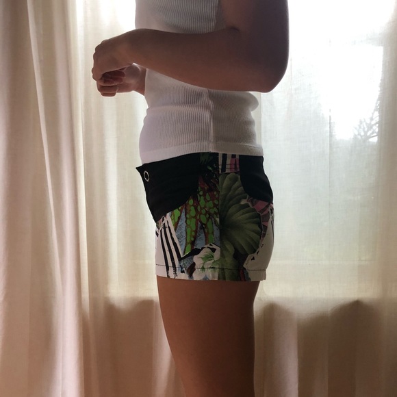 Volcom Board Shorts Black with Jungle Pattern - Picture 2 of 3